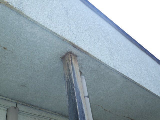 柱に上階から塗料などが流れて汚れている