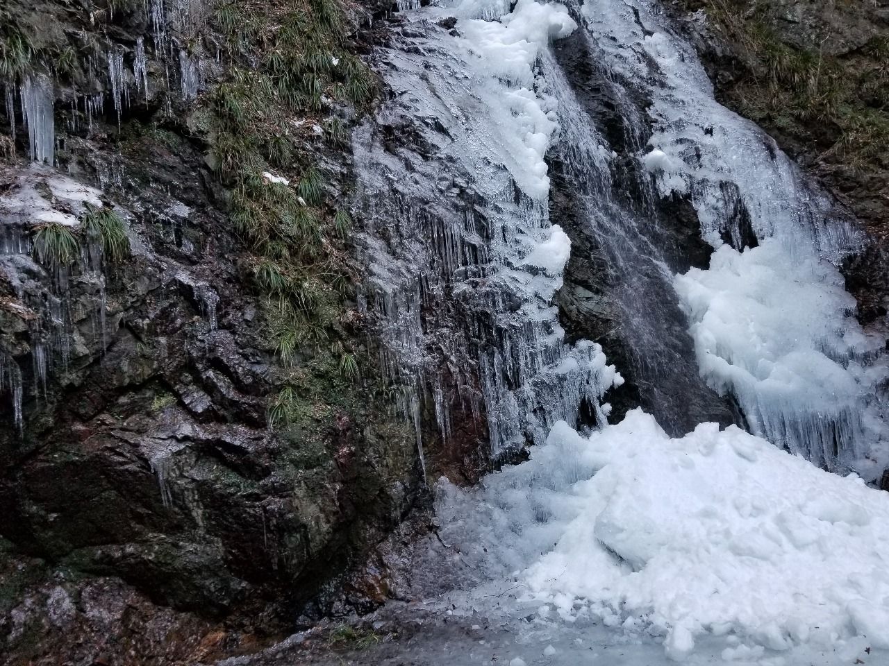 滝つぼまで凍っている様子