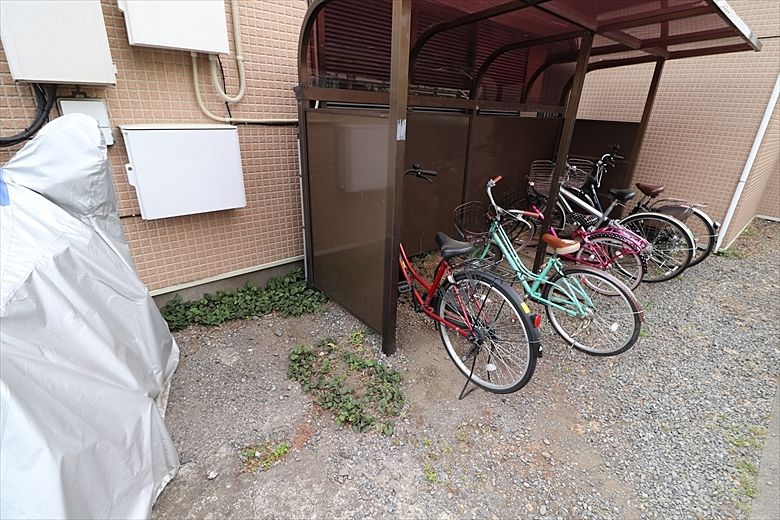 敷地内の放置自転車。撤去へ向けての地道な努力をしています。