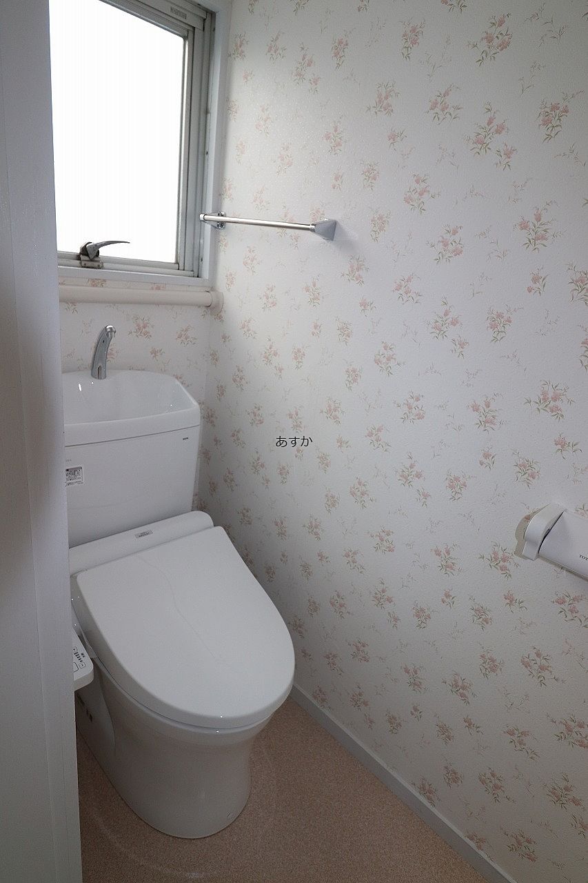かわいい壁紙の暖房洗浄機能付トイレ