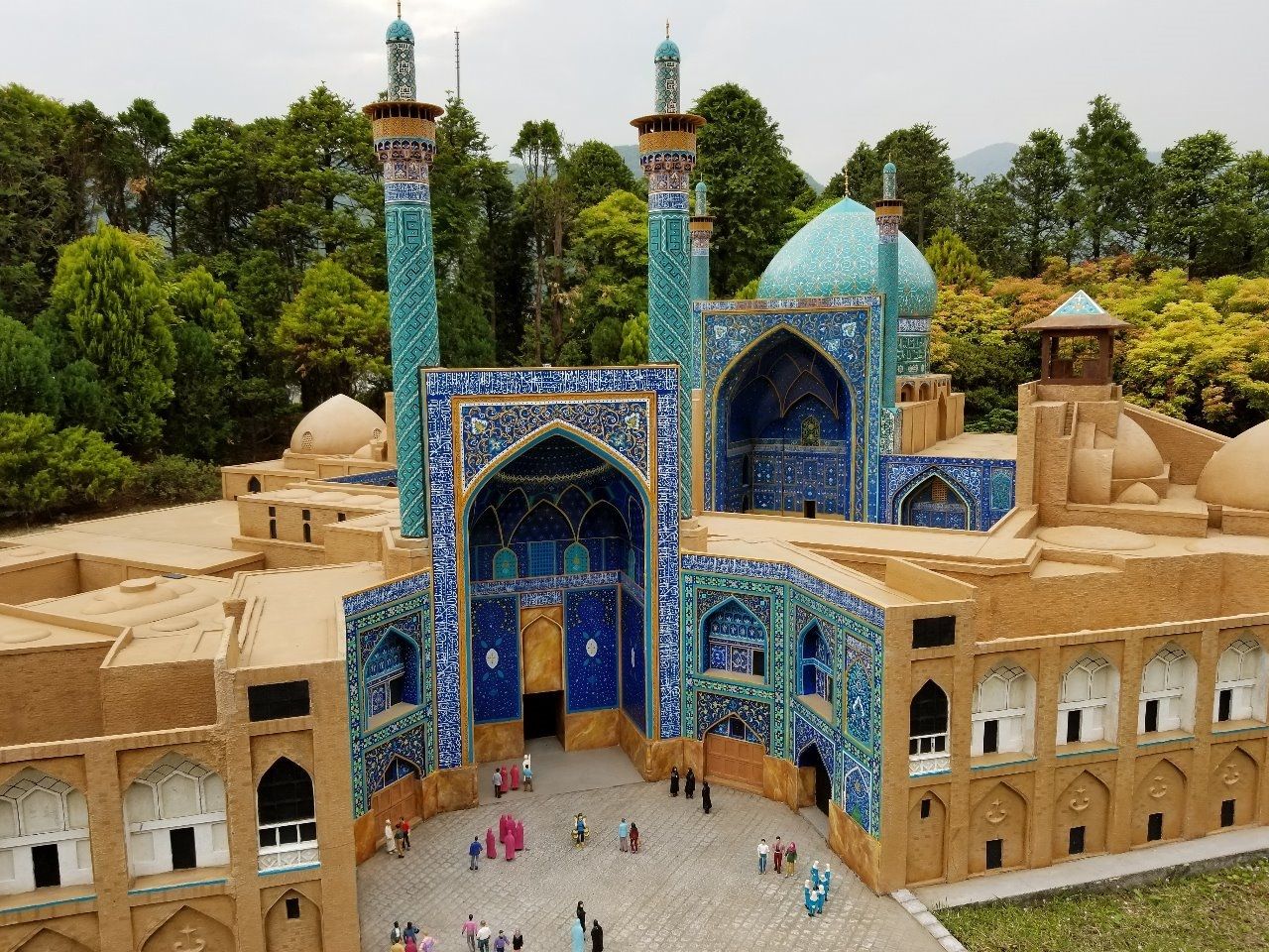 タイルの美しいモスク