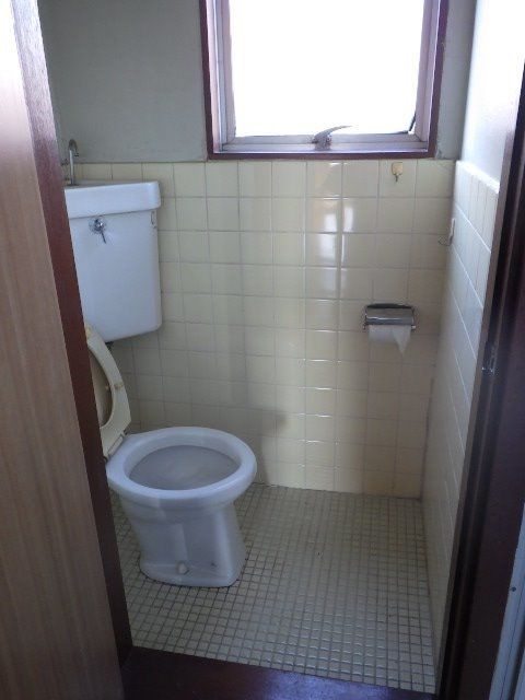 タイル貼りのトイレ