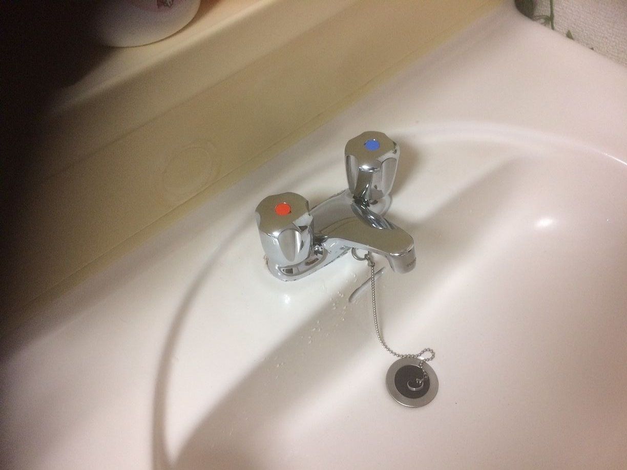 洗面台の水栓もそっくり交換