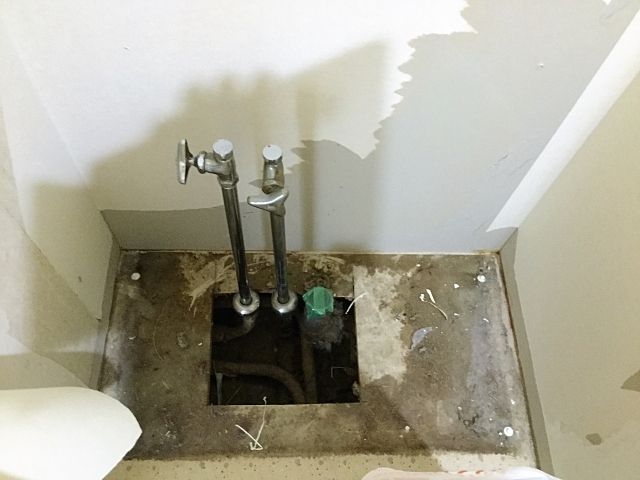 配管からのびた水栓