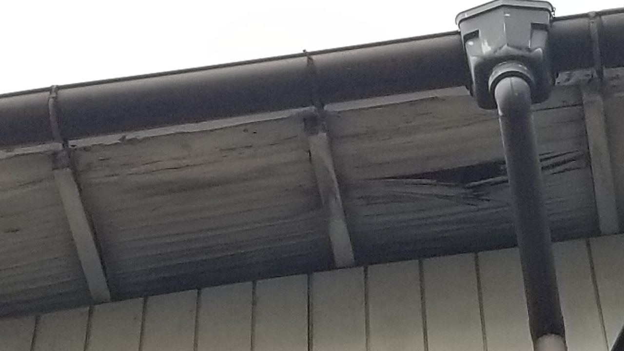 軒は屋根から水漏れが見られます