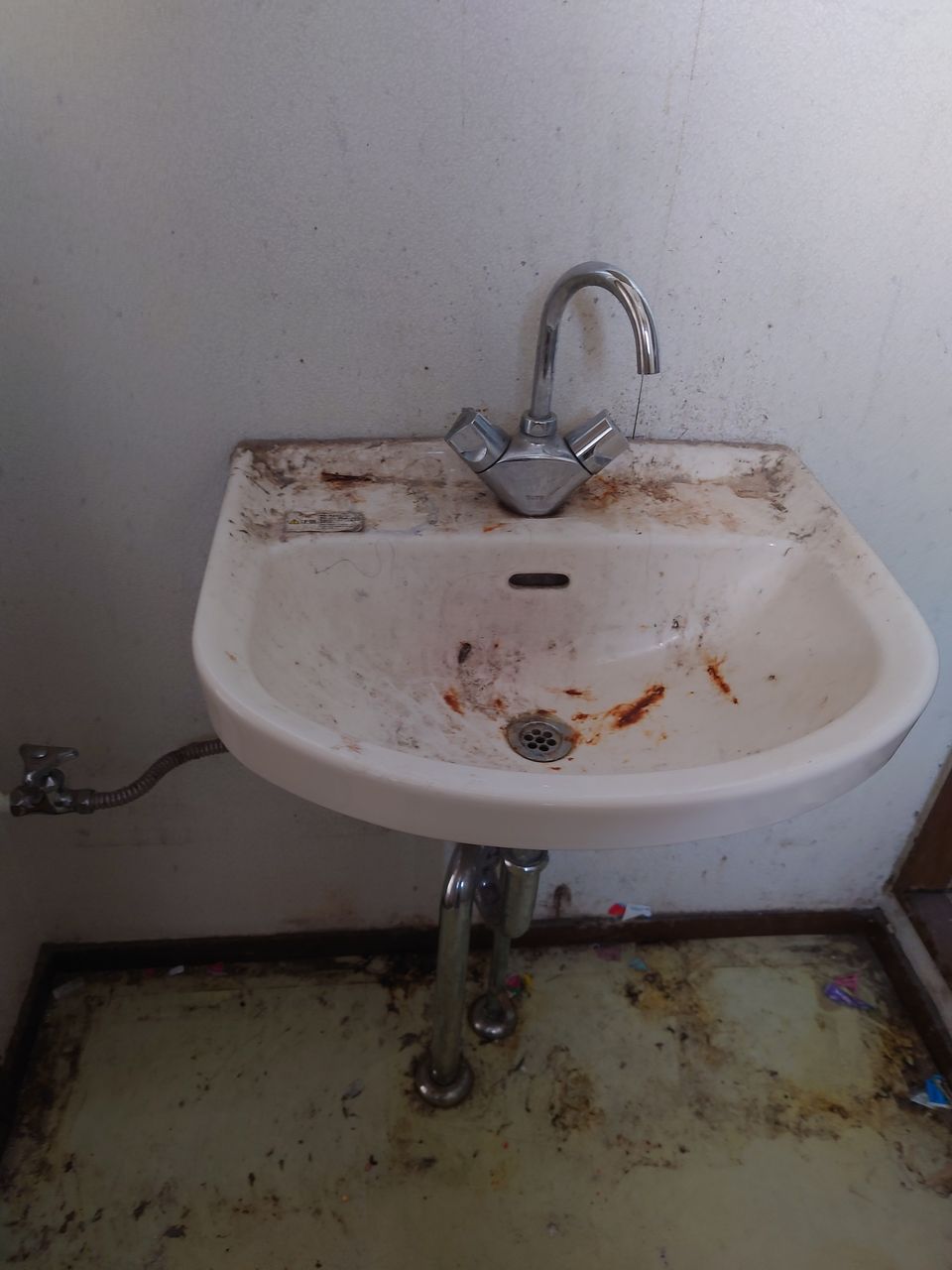 洗面台も水漏れと汚れ