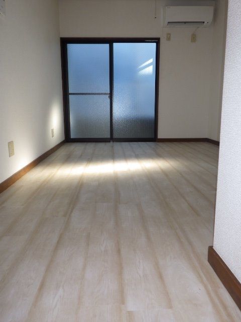 部屋が明るく見えるように白っぽい床