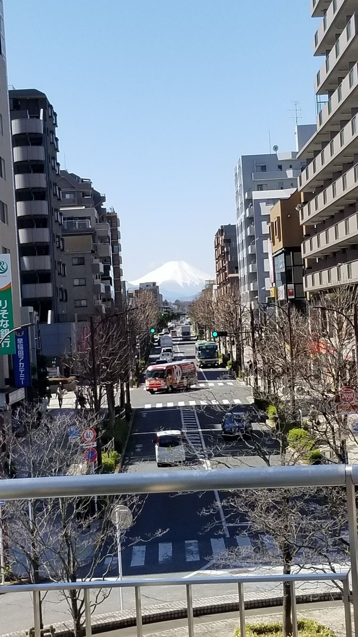駅から続くまろにえ通りの先に見える富士山