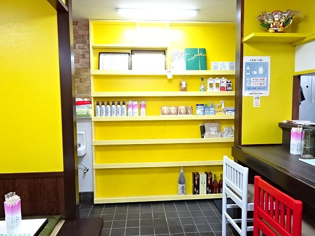 店内の壁は黄色で明るくポップな印象です