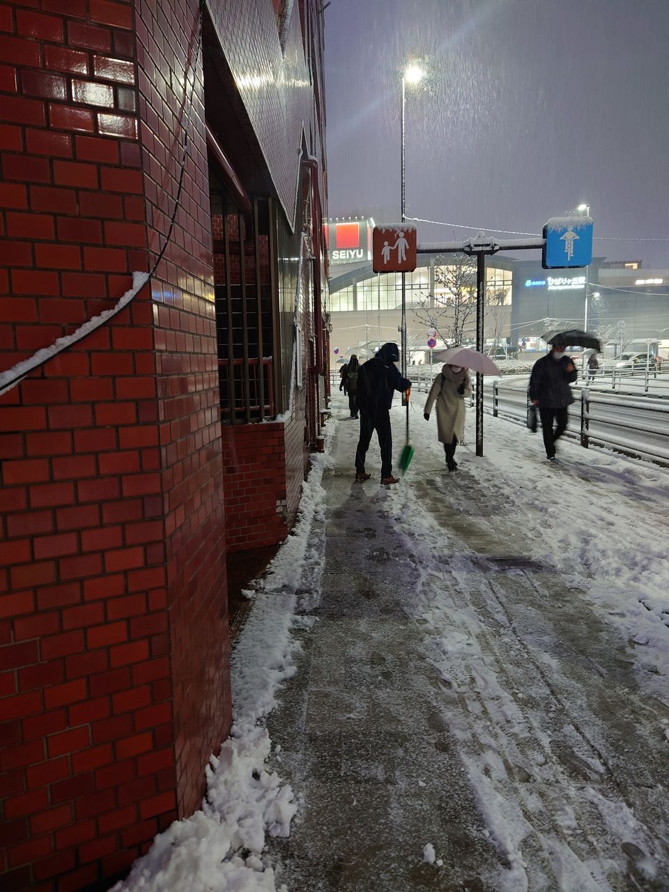 店前から駅まで雪かき中