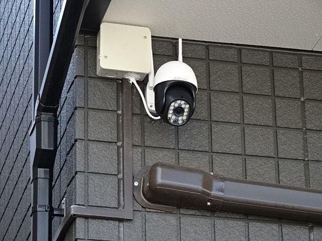 アパートの壁に設置されたカメラ
