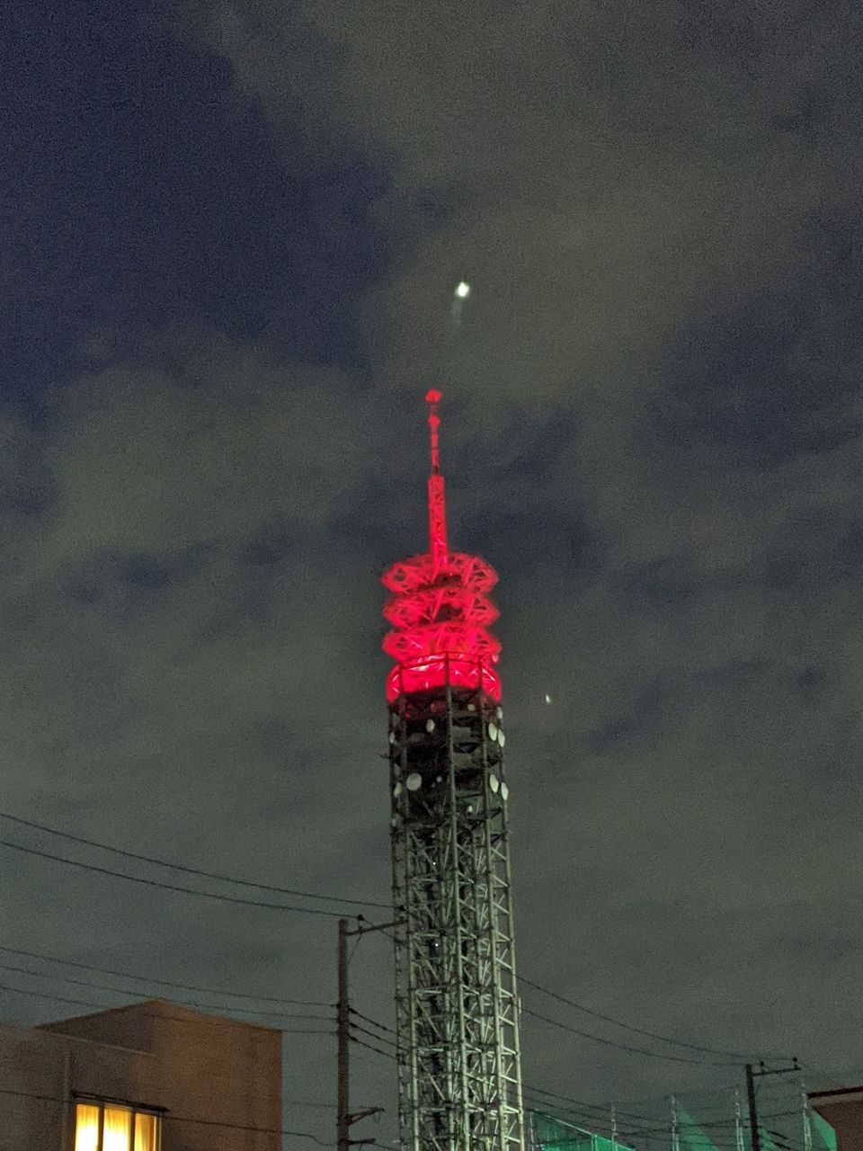 赤くライトアップされた田無タワー