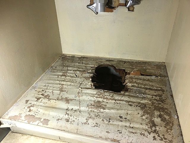 水漏れが原因で腐食した床板