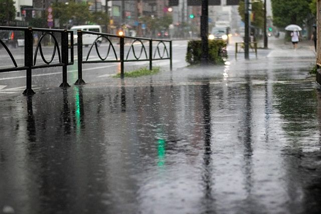 大雨時の道路イメージ