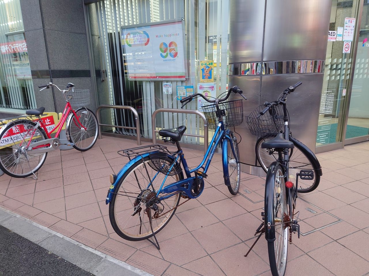 禁止看板の前の不法駐輪自転車